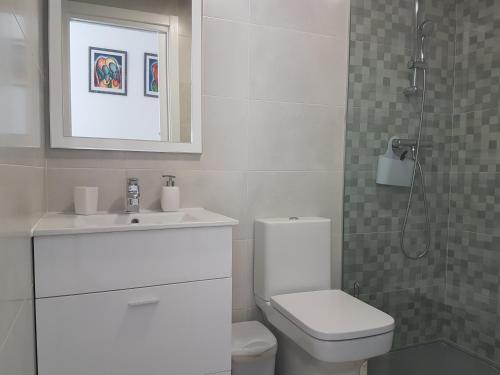 een witte badkamer met een toilet en een wastafel bij Luxury 3 bedroom apartment TH006 in Torre de la Horadada