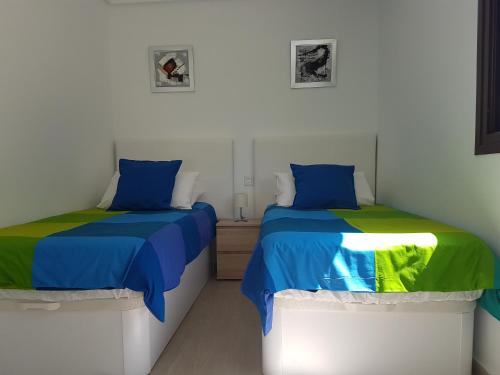 La HoradadaにあるLuxury 3 bedroom apartment TH006のベッド2台が隣同士に設置された部屋です。