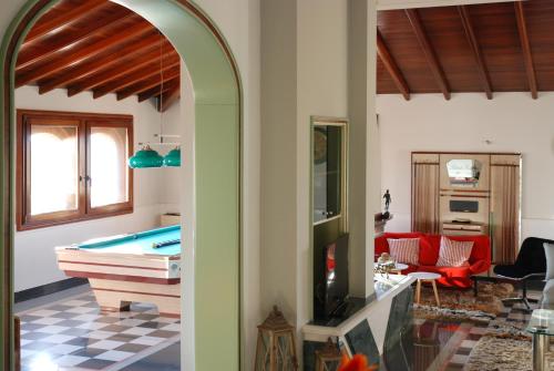 sala de estar con mesa de billar en Villa Sara, en Ispica