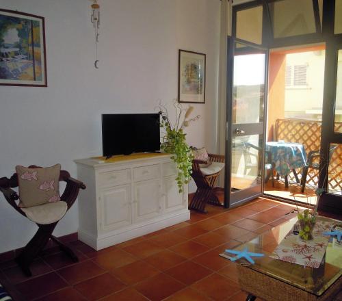 TV a/nebo společenská místnost v ubytování Maisonette Asfodelo