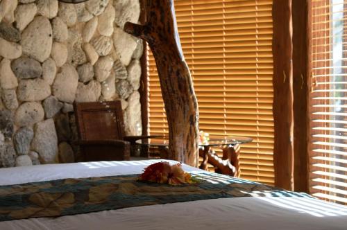 A bed or beds in a room at Aitutaki Escape