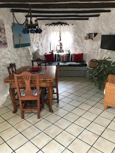 salon ze stołem i kanapą w obiekcie Finca Antigua w mieście Las Breñas