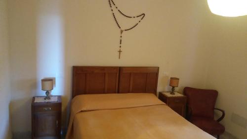 1 dormitorio con 1 cama y 2 mesitas de noche con lámparas en Agriturismo dal Poeta, en Madonna di Fornelli