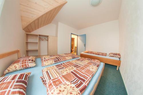 Tempat tidur dalam kamar di Chaty Vrchlabí