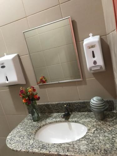 Bathroom sa Hostel Cidade Velha