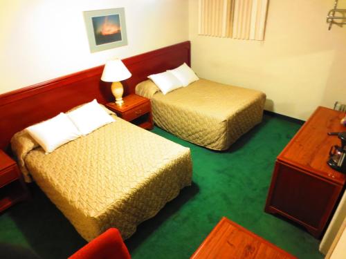 Ένα ή περισσότερα κρεβάτια σε δωμάτιο στο Canadiana Motel