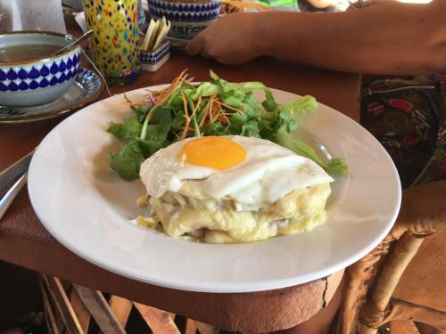 Makanan di atau berdekatan hotel
