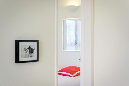 a room with a mirror and a red pillow at Magoito1 in Sintra