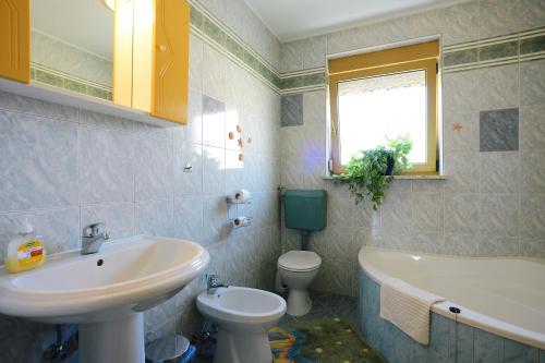 A bathroom at Ferienhaus Tomic
