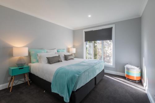 Un dormitorio con una cama grande y una ventana en Rex's Yarra Valley House, en Healesville