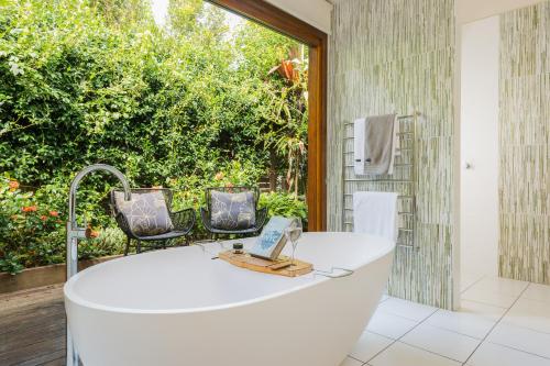 Kylpyhuone majoituspaikassa Spicers Tamarind Retreat