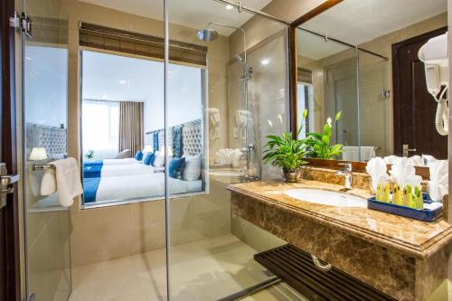 Phòng tắm tại Song Loc Luxury Hotel