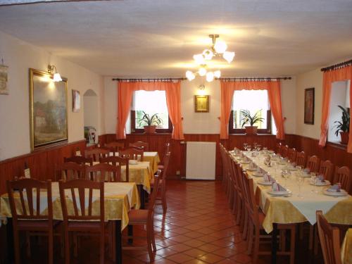 Reštaurácia alebo iné gastronomické zariadenie v ubytovaní Guest House Čater