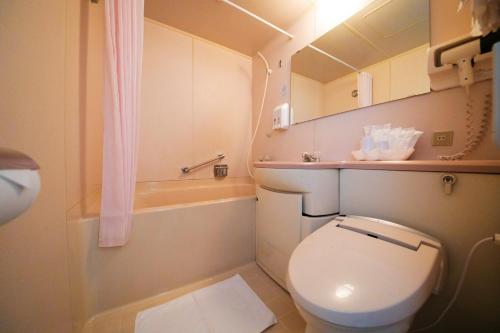 水戸市にあるホテル　シーズンの小さなバスルーム(トイレ、バスタブ付)