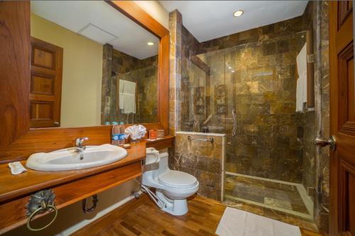 y baño con lavabo, aseo y ducha. en The Hotel @ Tharabar Gate, en Bagan
