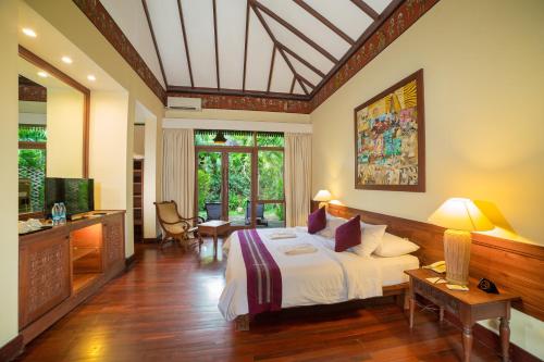 蒲甘的住宿－泰拉巴之門酒店，一间卧室,卧室内配有一张大床