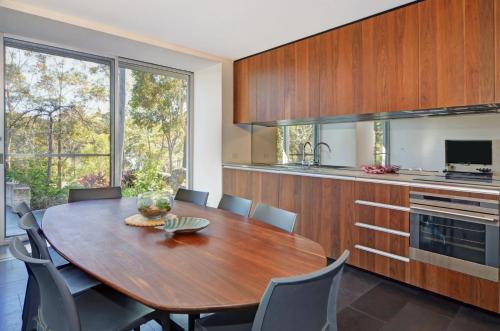 A kitchen or kitchenette at Treehouse Jervis Bay