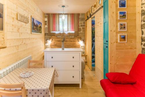 Habitación pequeña con mesa y dormitorio en Casa Muro Ordesa, en Frajén