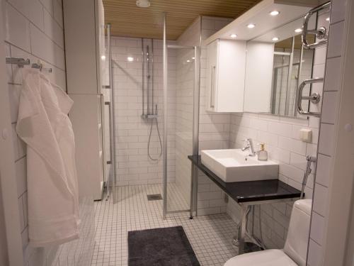 ヘルシンキにあるセカンドホームズ カンピ センター アパートメントの白いバスルーム(シンク、シャワー付)