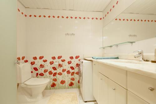 een witte badkamer met een toilet en een wastafel bij Papli 34 Apartment with pool in Pärnu