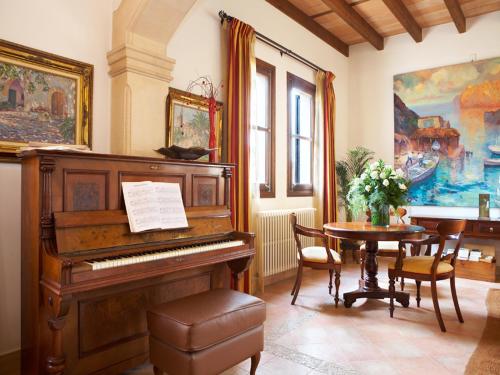a living room with a piano and a table at Puig de Ros d’Alt in Llucmajor