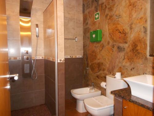 ein Bad mit einer Dusche, einem WC und einem Waschbecken in der Unterkunft Monte Chabouco - Alojamento Local in Chabouco