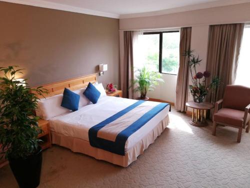 Postel nebo postele na pokoji v ubytování Kingwood Hotel Kuching