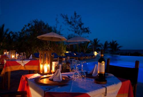 Piscina de la sau aproape de The Charming Lonno Lodge Watamu