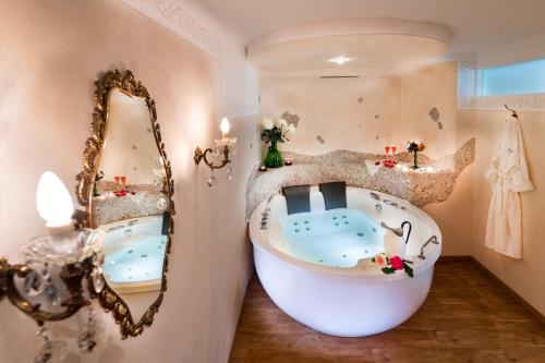 Ванна кімната в Mirabell Alpine Garden Resort & Spa