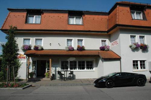 a black car parked in front of a white building at Mayers Waldhorn - zwischen Reutlingen und Tübingen in Tübingen