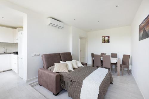 una camera da letto con un letto e un tavolo con sedie di The Imperial Suite a Roma