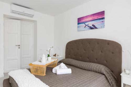 una camera con letto marrone e tavolino di The Imperial Suite a Roma