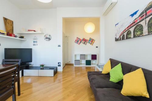 ein Wohnzimmer mit einem Sofa und einem TV in der Unterkunft Family 3 in Bologna