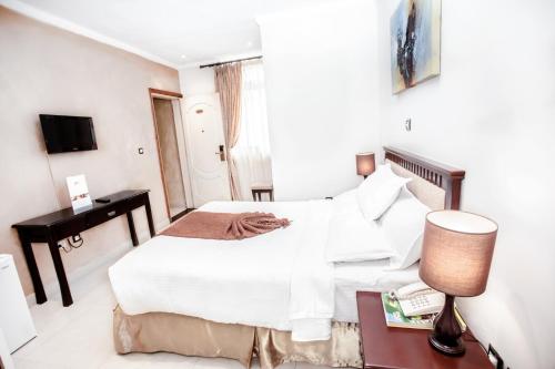 Ein Bett oder Betten in einem Zimmer der Unterkunft Stay Easy Hotel