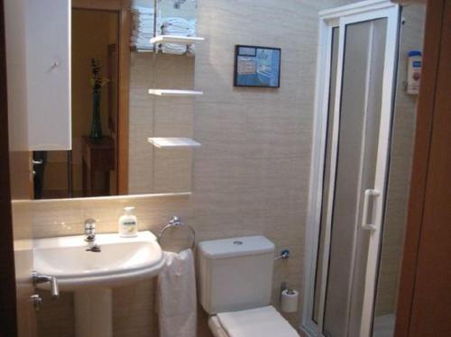 y baño con aseo blanco y lavamanos. en Apartamento en Santa Cruz, en Santa Cruz de Tenerife