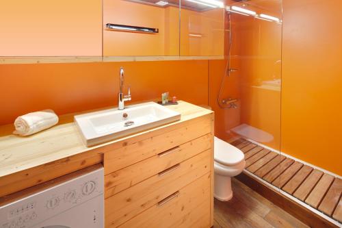 un baño con lavabo e inodoro en Val de Ruda Luxe 15 by FeelFree Rentals, en Baqueira Beret