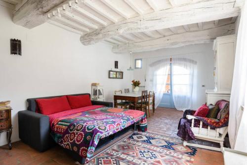 a living room with a bed and a dining room at Il Nido di Margherita in San Giovanni Valdarno