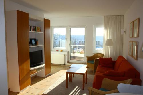 ein Wohnzimmer mit einem Sofa und einem TV in der Unterkunft Feriendomizil am Kurplatz in Norderney