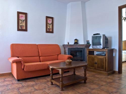 コニル・デ・ラ・フロンテーラにあるCasa Marinasのリビングルーム(ソファ、テレビ付)