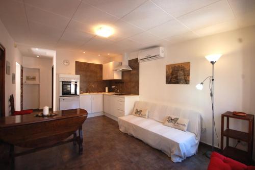 uma sala de estar com uma cama e uma cozinha em Lets Holidays COZY APARTMENT 70 m. from THE BEACH in TOSSA em Tossa de Mar