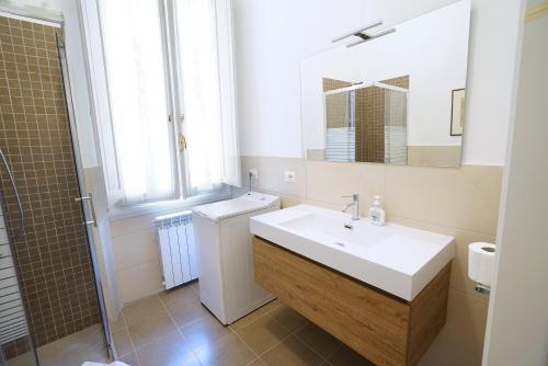 A bathroom at Soderini Palace