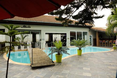 Piscina a Atlantis o a prop