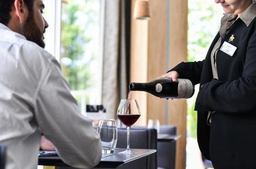 Ahli kakitangan di Mercure Beaune Centre