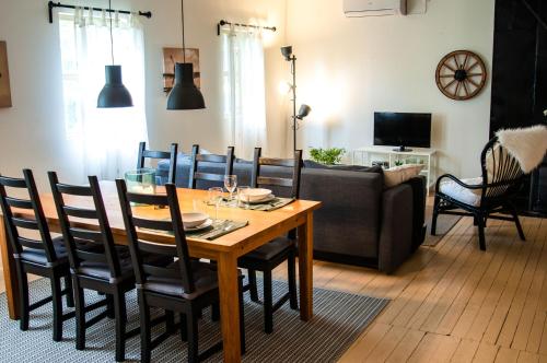 TV a/nebo společenská místnost v ubytování Äventyrscampen