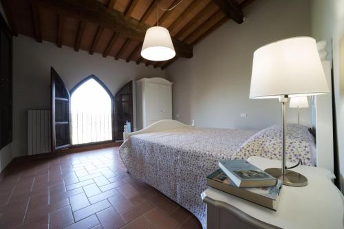 1 dormitorio con 1 cama y 1 lámpara en una mesa en Casa Valliprata, en Bucciano
