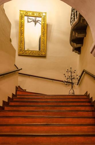 a stairway with a mirror on the wall at Hotel Boutique Casa Córdoba Estrella in Cartagena de Indias