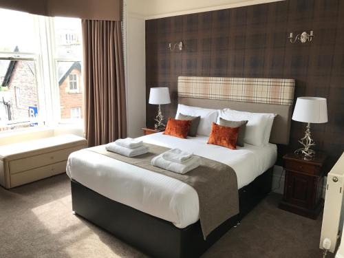 カランダーにあるThe Crags Hotelの大きなベッドと窓のある寝室