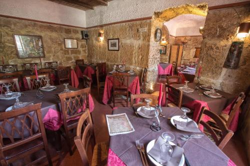 Un restaurante con mesas y sillas en una sala. en Vittorio Emanuele Appartamenti, en Palermo