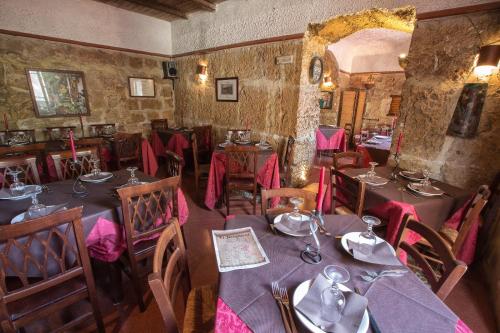 パレルモにあるVittorio Emanuele Appartamentiのテーブルと椅子が備わるレストラン