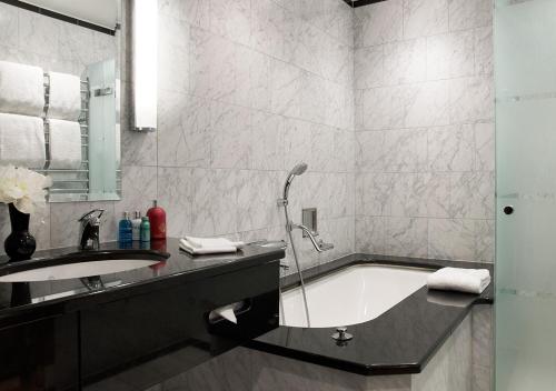 Salle de bains dans l'établissement Grand Hôtel Stockholm